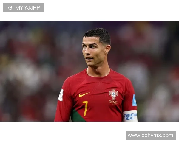 球迷疯狂冲进场内抢夺C罗球衣引发热议的欧冠奇葩瞬间 球迷疯狂冲进场内抢夺C罗球衣引发热议的欧冠奇葩瞬间